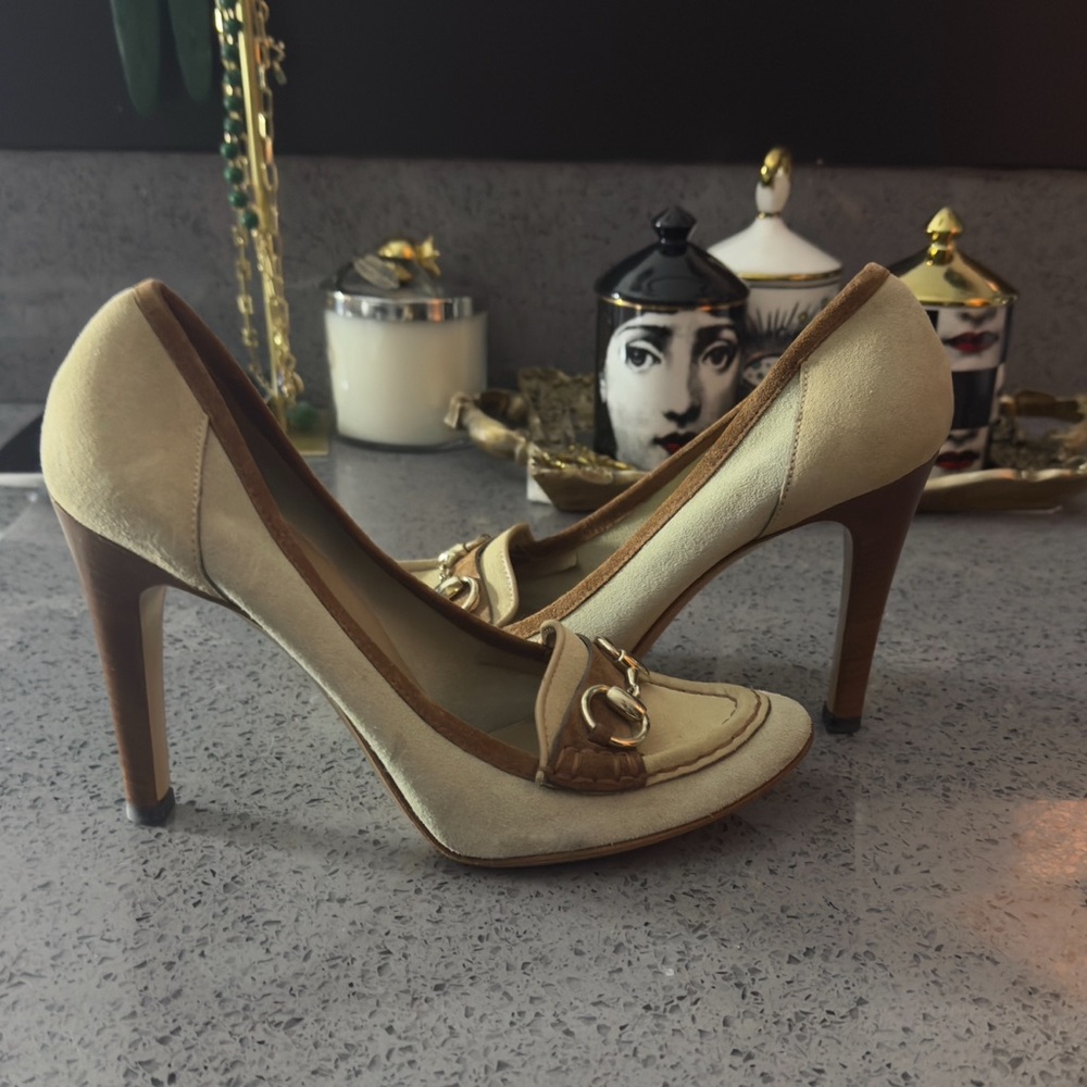 Gucci Houdan heels in a light beige suede with horsebit Gold signature Accent